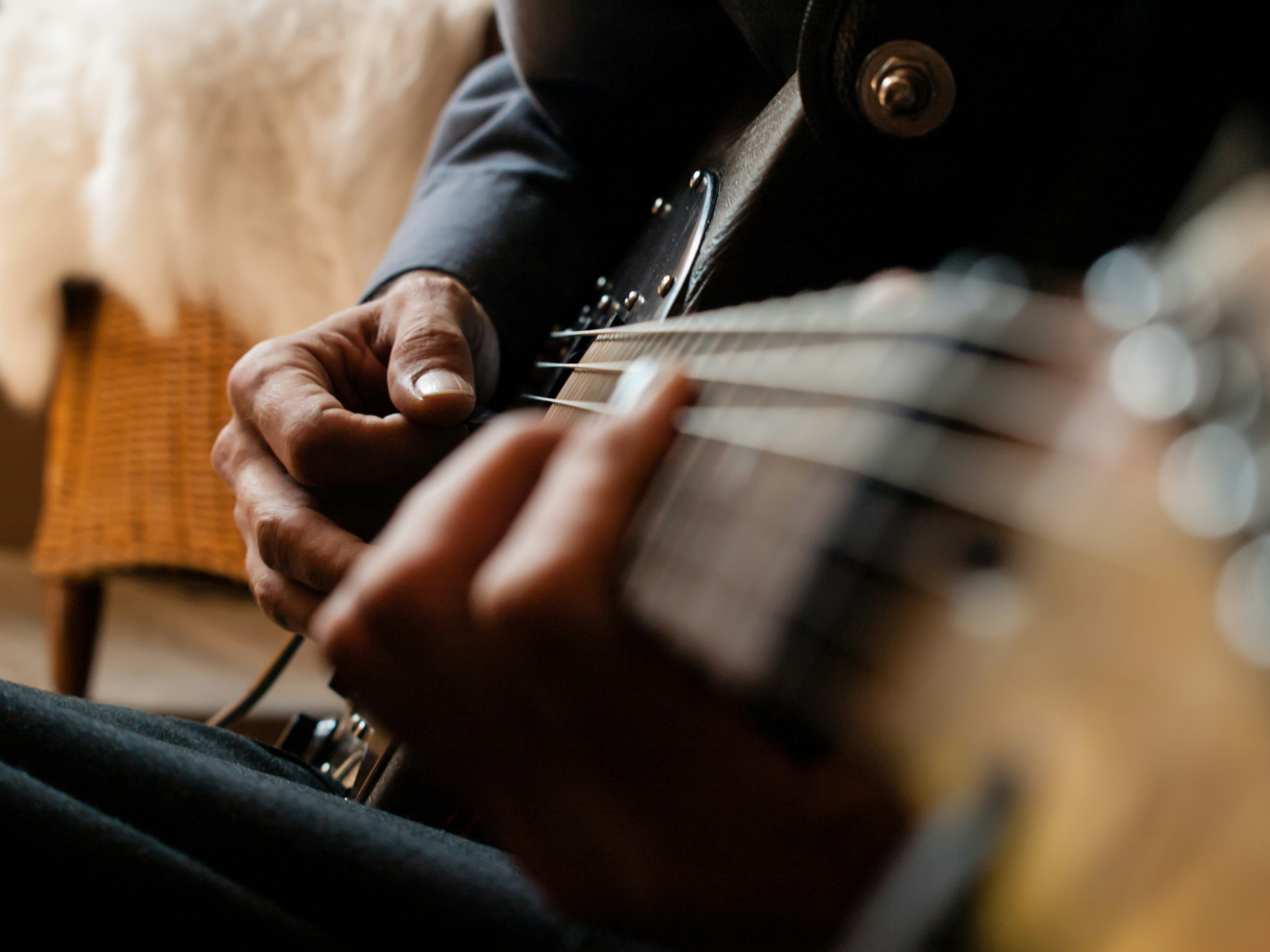 Mann spielt Gitarre