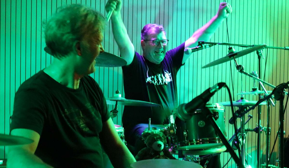 Band auf Bühne