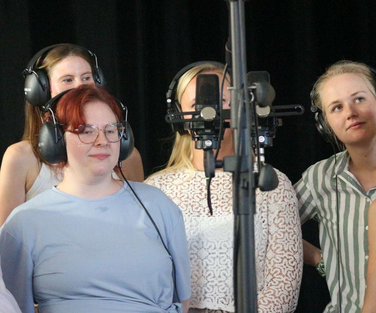 Gruppe singt ins Mikro