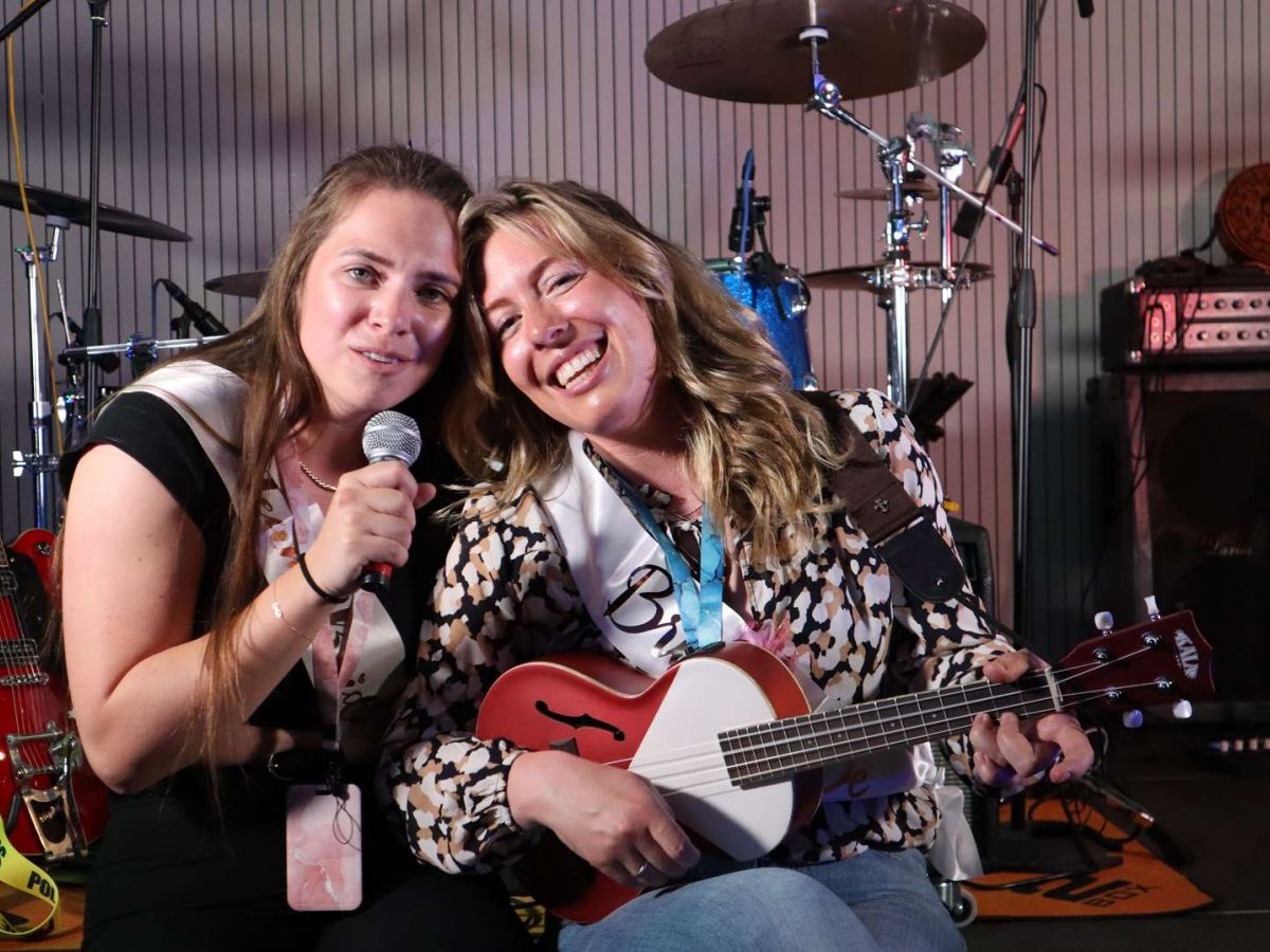2 Mädchen mit Mikrofon und Banjo Gitarre