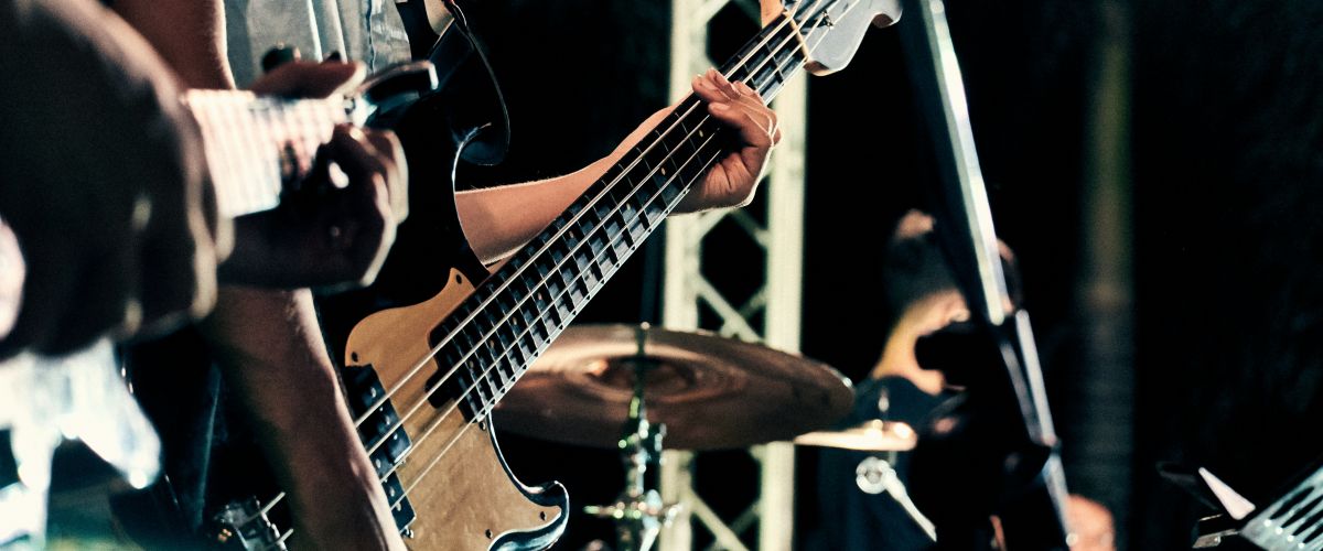 Mann spielt Bass auf Bühne