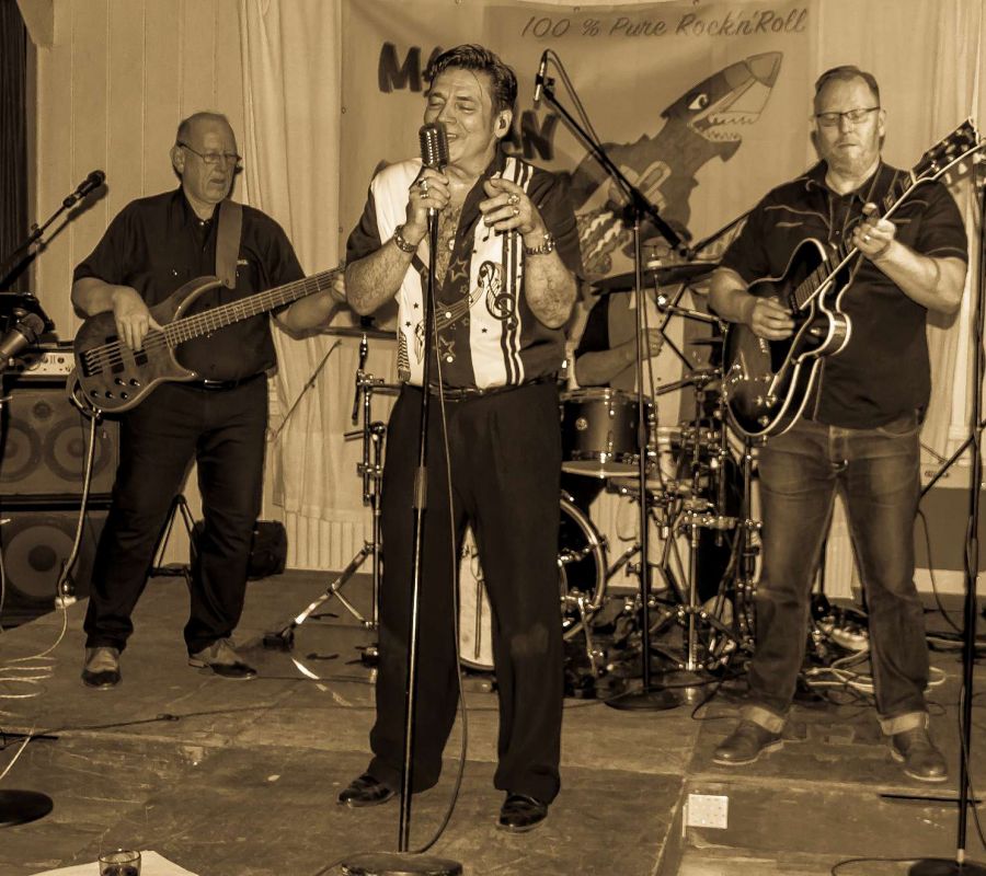 Mad Man Mike & The Rockin’ Rockets auf Bühne mit Instrumenten
